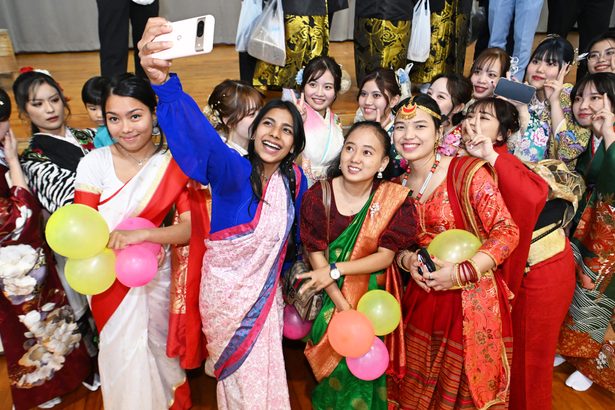 華やか民族衣装、二十歳の誓い　ネパール人学生　舞踊も披露　那覇中で式典　卒業生１６６人参加