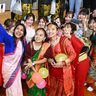華やか民族衣装、二十歳の誓い　ネパール人学生　舞踊も披露　那覇中で式典　卒業生１６６人参加