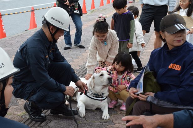 災害救助犬と触れ合い　うるま市消防が出初め式
