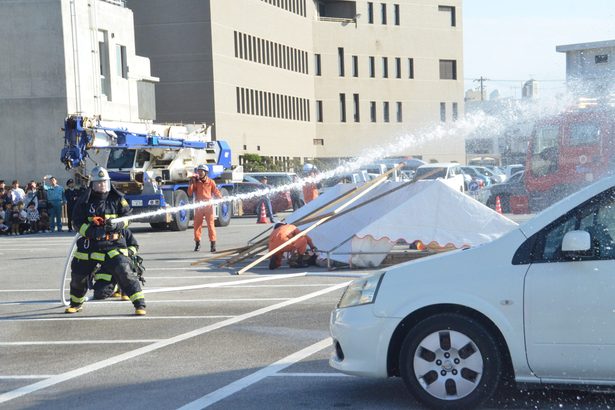 防災の備えを呼びかけ　宜野湾消防、震災対応訓練披露