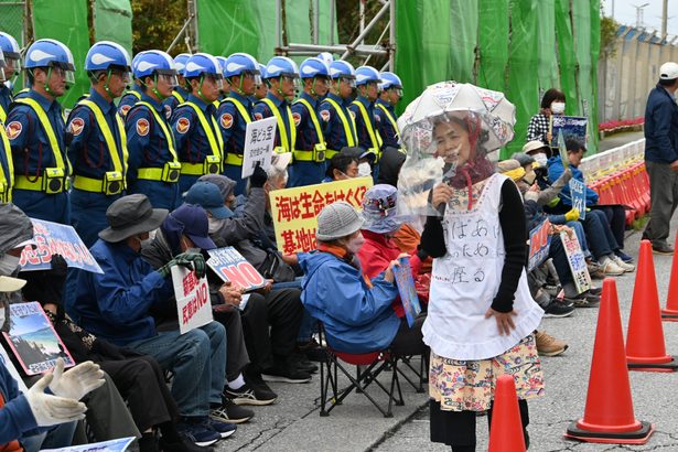 座り込まない活動も　芳沢さん　歩道で意思示す