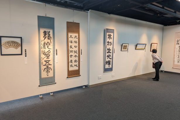 個性が光る35点　新春書道展が開幕　琉球新報ビル2階、あす14日まで　那覇