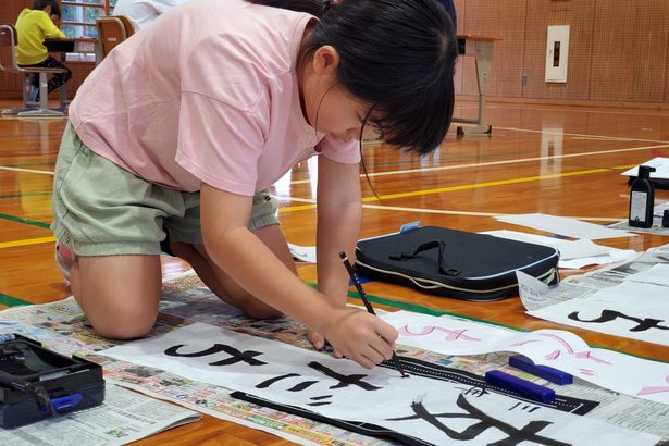 児童が新年の喜び表現／多良間小で書き初め会