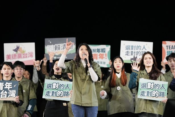 若者票　取り込み全力　台湾総統選　結果左右する浮動票