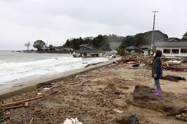 小さな口へ、命つないだ息　「鬼に見えた」故郷の海　能登半島地震２週間　津波の記憶　がれき山積　