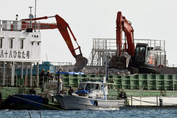 大浦湾　石材投入進む　海上・基地前、抗議続く