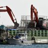 大浦湾　石材投入進む　海上・基地前、抗議続く