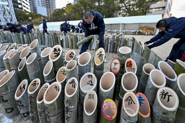 阪神大震災追悼、灯籠並べ　発生２９年、能登と「ともに」