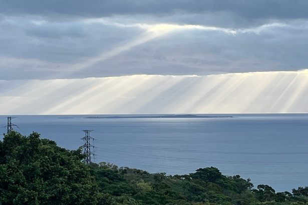 【動画あり】 冬空にきらめく「天使のはしご」　沖縄・中城村で薄明光線