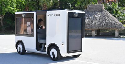 自動運転の実証実験で客を乗せて園内を走行するSC―1＝19日、本部町の海洋博公園