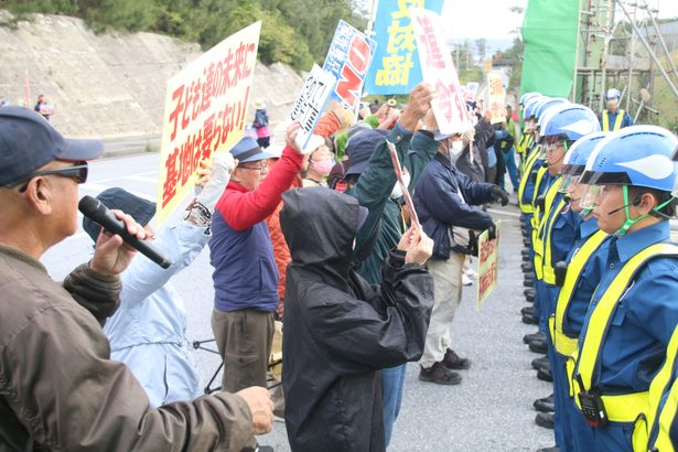 工事車両１４３台　石材投入続く　キャンプ・シュワブ