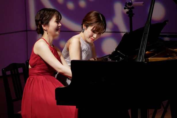連弾の楽しさ集大成　ピアノデュオ新崎姉妹１０周年公演