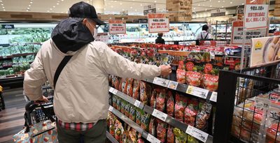 「鍋食べてぽかぽか」　県内寒気影響　スーパー、白菜など売り上げ増
