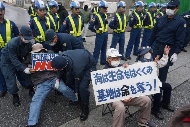 「命の海、壊さないで」　大浦湾着工２週間　石材投入に抗議
