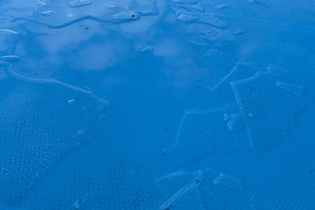 プールの水「凍った！」　気温11度、どうして？　沖縄・南城