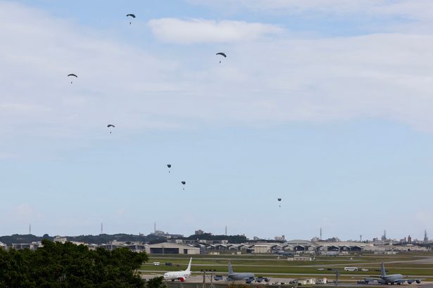 【速報・動画】米軍、パラシュート訓練を強行　嘉手納基地で兵士14人が次々と降下　沖縄県、地元自治体は反対