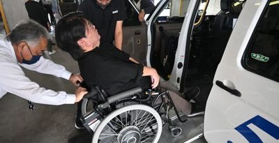 車いすの乗降車手順を確認　沖縄県ハイヤー・タクシー協会
