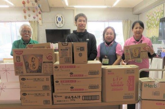 総合格闘技UFCファイター・平良達郎選手が食料品など寄贈　病児家族支援「がじゅまるの家」に　沖縄