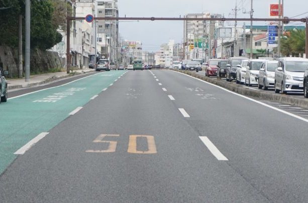 殺人容疑で30歳男を逮捕　沖縄県警　国道58号に知人女性を放置、車にひかせた疑い