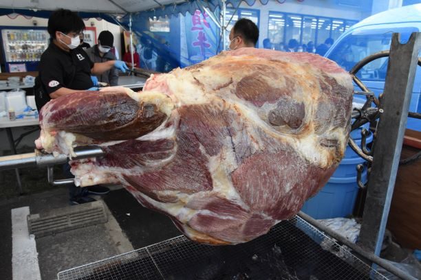 【写真】4年に一度、うるう日の「肉の日」　石垣牛もも60キロ丸焼き　特価に長蛇の列　石垣市　沖縄