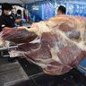 【写真】4年に一度、うるう日の「肉の日」　石垣牛もも60キロ丸焼き　特価に長蛇の列　石垣市　沖縄