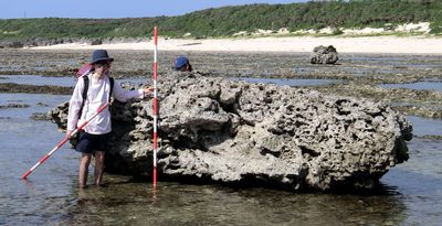 沖縄リーフの「台風石」、実は艦砲射撃が起因か　本島南部　仲座琉大教授ら論文　直径40～50メートルの穴「砲弾痕」