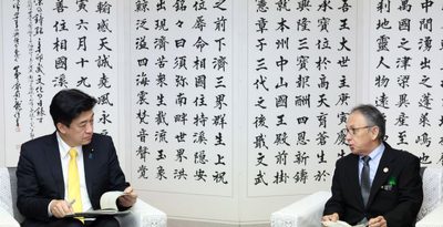 木原稔防衛相（左）と会談する玉城デニー知事＝17日午後5時49分、県庁（小川昌宏撮影）