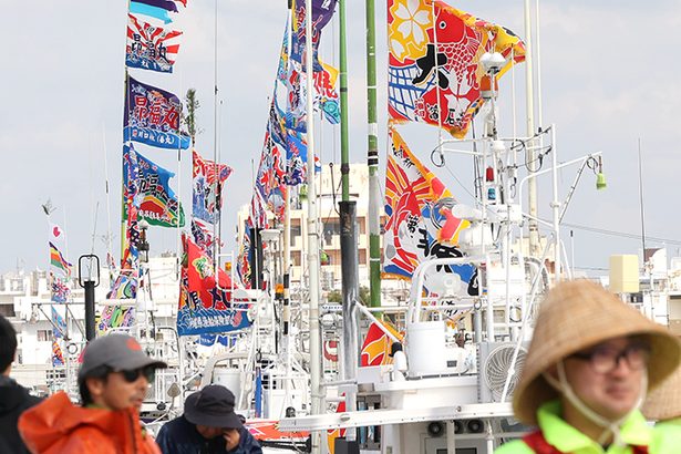 旧正月、「海人の町」に大漁旗たなびく　沖縄・糸満漁港　航海安全と豊漁願う　