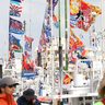 旧正月、「海人の町」に大漁旗たなびく　沖縄・糸満漁港　航海安全と豊漁願う　