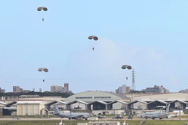 パラシュート降下訓練「例外」の撤廃求め　嘉手納議会、米軍へ抗議　沖縄