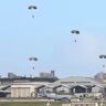 パラシュート降下訓練「例外」の撤廃求め　嘉手納議会、米軍へ抗議　沖縄