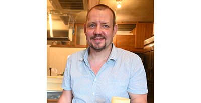 開店に向け、チーズの試作を重ねるウクライナ避難民のビクトル・コロトフさん。北海道から素材を運んで沖縄で仕上げるチーズは「高い品質」と胸を張る＝22日、宜野湾市伊佐