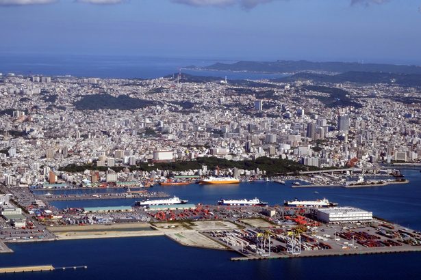 那覇新港埠頭で燃料油が海上に流出　貨物船員が回収、オイルフェンス設置で拡張はせず　沖縄