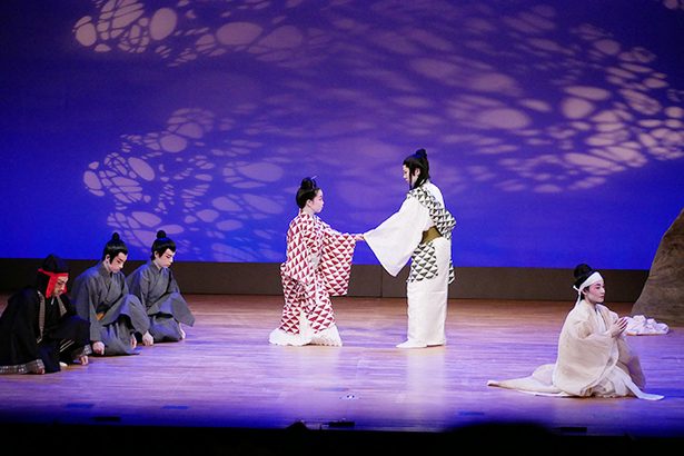 琉舞団体「六花」が「黄金孵衣」上演　若手実演家みずみずしく