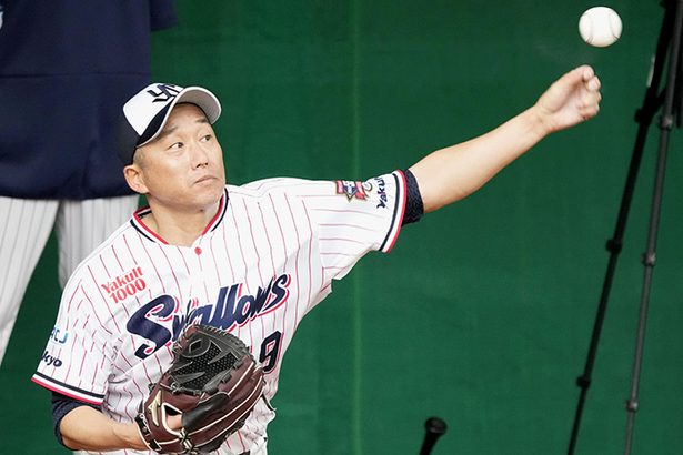 ヤクルト・石川、ブルペン一番乗り　23年目、現役最年長44歳＜プロ野球キャンプ＞