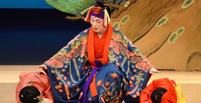 組踊「銘苅子」で天女を演じる宮城能鳳＝2016年4月、浦添市の国立劇場おきなわ