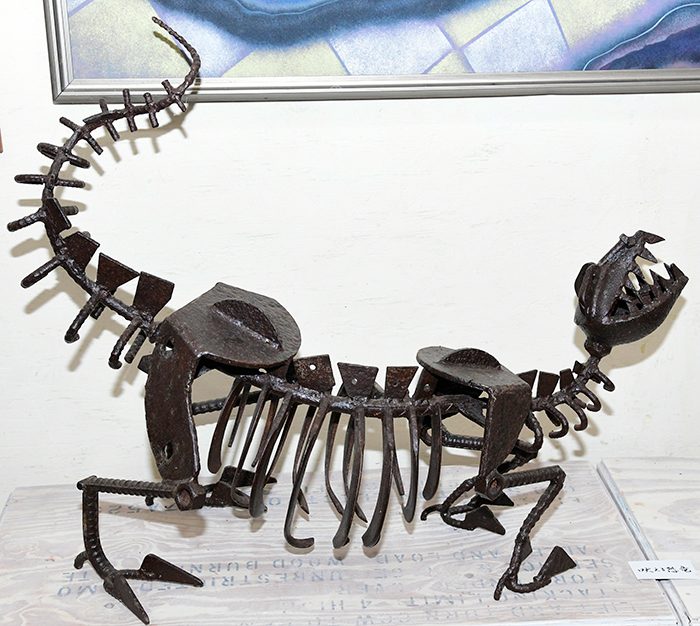 金属彫刻「吠える恐竜」