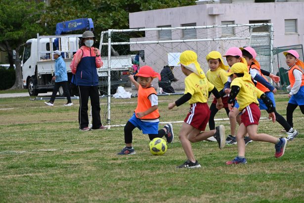 ４、５歳児が伸び伸び　うるま市幼年サッカー大会