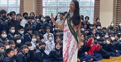 挑戦で新しい自分出会う　「ミス・アース」日本代表・大城さん、母校で講演　豊見城