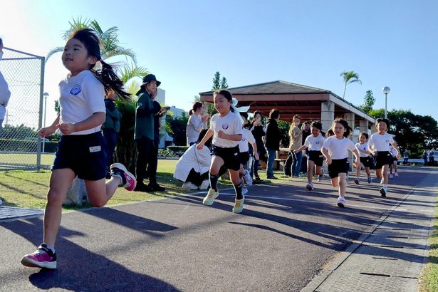 粘り強くマラソン大会　伊江村、西幼稚園・小学校