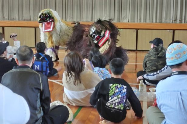 ダンスや獅子舞、児童笑顔　豊見城、座安小でまつり