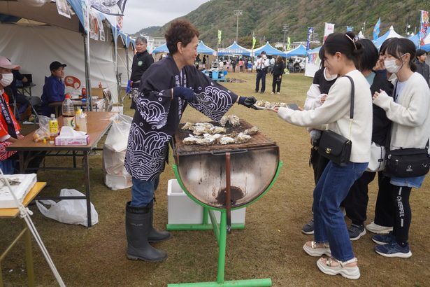 石巻のカキ食べて交流　大宜味で産業まつり