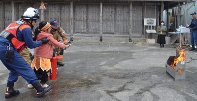 文化財、火事から守れ　石川部落事務所で訓練