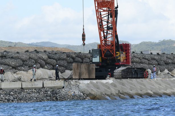 護岸で資材移動　市民ら海上抗議