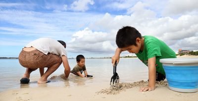 水遊びに夢中　沖縄県内、5日連続の「夏日」