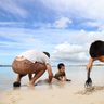 水遊びに夢中　沖縄県内、5日連続の「夏日」