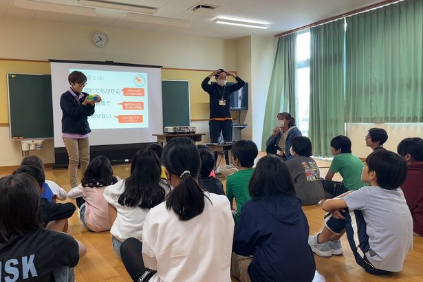 認知症について知ろう　本部町、瀬底小で授業