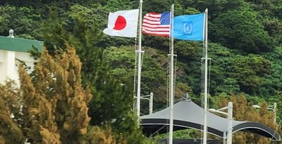 県内3カ所の朝鮮国連軍基地の一つで、国連旗が掲げられる米軍ホワイトビーチ。朝鮮半島有事の際は国連軍の後方支援拠点として、米軍以外の外国軍艦船が往来することが想定される＝2023年4月、うるま市