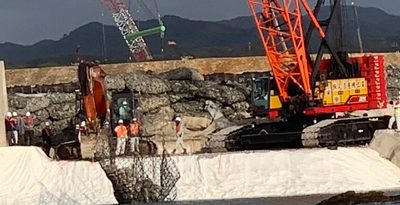 辺野古崎付近のK5護岸着工　新基地建設　クレーンで石材を投入