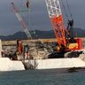 辺野古崎付近のK5護岸着工　新基地建設　クレーンで石材を投入